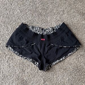 Lululemon reversible Black and White Women's swim Shorts size small